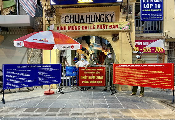 Quận Hai Bà Trưng: Chủ tịch UBND các phường xem xét, phê duyệt Giấy đi đường của từng cá nhân khi tham gia giao thông